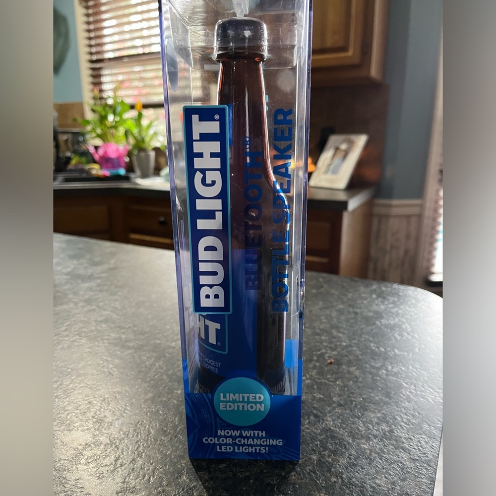 Budlight bluetooth speaker that lights up!!!! Its is so cool!